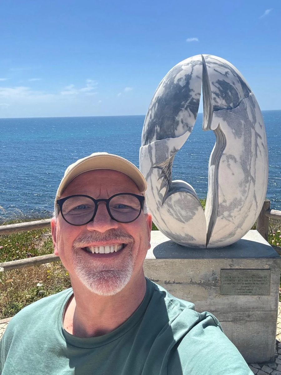 Olaf Margraf lächelnd am Meer